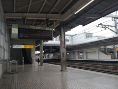 ここで新幹線を待ちます。