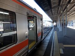 終点鳥羽に到着。
無人駅でした。ちょっとびっくり。
隣の近鉄鳥羽駅と渡り廊下でつながっているのでそれを渡って海側へ。