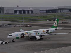 　第3ターミナルの展望デッキに上がります。
　ちょうど羽田発台北松山行きのエバー航空機が出発するところでした。
