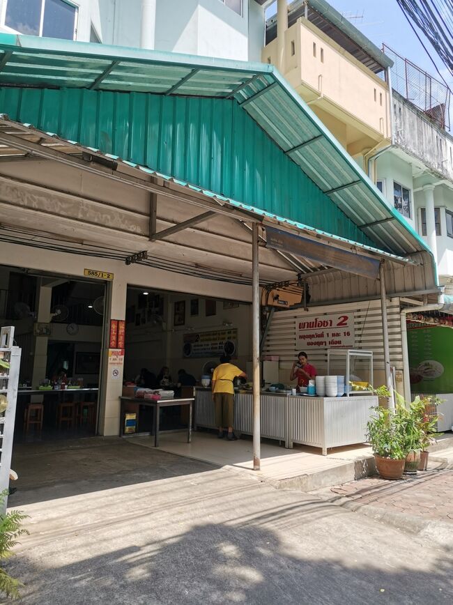 Phan OCHA 2 Chiangrai <br />パン　オーチャ2 チェンライ<br /><br />実は先日お昼過ぎに来たらお目当ての手打ちバミーが売り切れだったので、<br />朝に来ました。