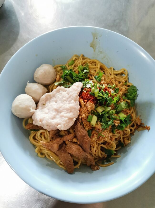 Phan OCHA 2 Chiangrai <br />パン　オーチャ2 チェンライ<br /><br />豚肉のバミー麺大盛り<br />普通に大盛りを頼むと全体的に大盛りになるだけで、<br />麺がそんなに変わらないと事前情報があったので、<br />麺だけの大盛りにしました。<br />そういう時はバミーヘンムーピセーセンと言えばOK。<br />