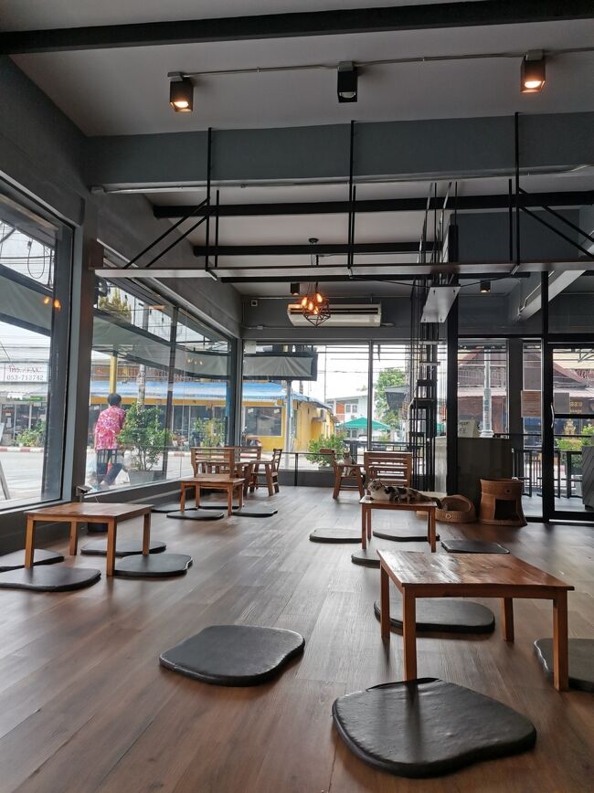 CAT 'n' A CUP Cat Cafe　Chiangrai <br />キャット　ン　ア　カップ　チェンライ<br /><br />開店と同時に入店したからお客さんいません。<br />夕方の方が猫は活動的になるけど、<br />待ち時間が出るほどいつも満席だし、<br />後ろで待っている人がいると考えるとゆっくり出来ないから、<br />私的には朝イチがおすすめです。