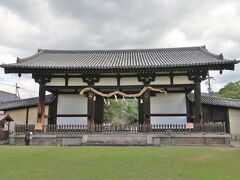 　朝食後は、「工場跡事務室」の近くにある転害門を見に行きました。東大寺に残る貴重な天平時代の建物として、国宝になっています。