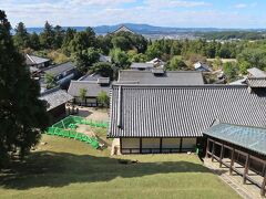 　釣燈籠が並ぶ二月堂の舞台からは、大仏殿や奈良市街の眺望が楽しめます。