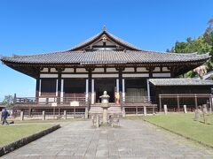 　東大寺最古の天平建築の法華堂。堂内には、天平時代の国宝の仏像がたくさん並んでいました。