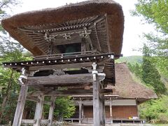 北上して明善寺鐘楼門へ。茅葺屋根の2階建ての楼門は珍しい