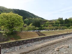 せせらぎ公園の駐車場に車を駐車。ここに駐車するのが便利です。