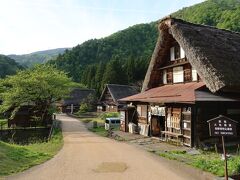 じんまりとした菅沼合掌造り集落。なかなかいい雰囲気