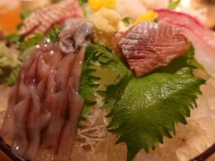 晩御飯は近くの居酒屋で冨山の魚を堪能。天然の生け簀と言われるだけあり、めちゃくちゃ美味しい。ホタルイカの刺身は初めて