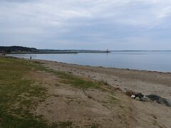 見附島の周辺は海水浴場、夏場は混みそう