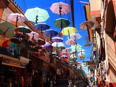 カラー傘が並ぶサガルナガ通り。