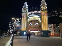 橋の袂にある遊園地のルナパーク。すでに営業は終えていましたがネオンはともり、インパクトを与えてくれます。