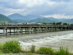 上述したように列車とバスの遅延で苔寺をあきらめ、同じバスの停留所から嵐山の渡月橋にやってきました。
ちょっと残念でしたが、気を取り直して嵐山観光を楽しみます。
ニュースによると昨晩京都では大雨が降ったせいか、濁流が流れていました。
それでも橋と山並みが美しいです。