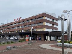 朝の釧路駅。小雨混じりで肌さむく、長袖着ました。半ズボン履いてるのは自分のみ。。。。