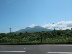 道の駅を後にして、国道５号線を森町に向かって進んで行くと、遠くに有珠山が見えてきました。