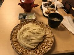 水沢うどん、珍しいので胡麻だれを注文しました。400年以上続く老舗ということで、ご主人がうちが元祖だと力説していましたが、おいしければ関係ないですよね