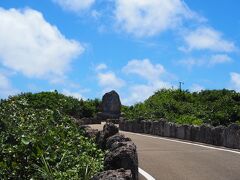 次はマンゴーパフェを食べようと宮古島海中公園へ。東海岸線を通っていこうと思ったら、道に迷いました。どこを走っているのかわからず、カーナビの使い方もわからずこっちかな？と自分を信じて車を走らせ。やっと出てきたのが比嘉ロード、そこを走っていく予定が遠回りをしていました。そこを経由し、海洋公園に到着。