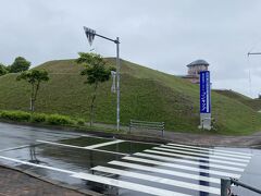 小雨の中丘を登り徒歩5分