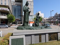 高岡駅まで移動。駅前にある大伴家持像。