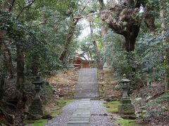 静寂さと木々が美しい須須神社。まさに鎮守の森