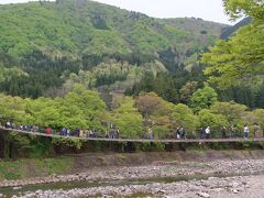 であい橋は大勢の人が行き交ってます