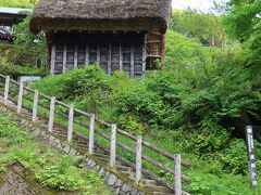 村上家住宅の正面の道を進むと突き当りの斜面に流刑小屋は建てられてます