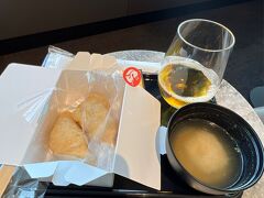 購入したものをANA SUITE LOUNGEに持ち込んで、いただきました。

稲荷寿司には、味噌汁とお茶…