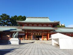 「五社神社 諏訪神社」はJR浜松駅から西へ1キロほどの場所にある徳川家ゆかりのある神社です。それほど大きな神社ではありませんが、見事な拝殿をはじめ随所に見ごたえを感じました。ホテルでの朝食後、朝早い時間に訪れたので、参拝客の姿はほぼ皆無で、静けさに包まれていたのが印象的でした。