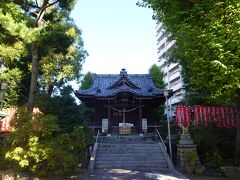 「遠江分器稲荷神社」は、JR浜松駅から北へ徒歩10分ほどの場所にあります。神社の前には「家康の散歩道」と書かれた看板がありました。この神社は徳川家にゆかりがある神社で、かつては宿場町の一画にあり大変にぎわったということです。当時は歴代徳川家将軍や諸大名が参拝に訪れた神社ということですが、その名残はさほど感じられませんでした。