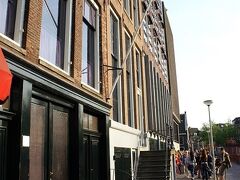 夜7時でもまだまだ観光客が並んでいるアンネ・フランクの家。
アンネ・フランクがいた建物は手前から2軒目かな。

↓行ったヒトのコメントを読むと、昔は夕方から並んでいたら予約なしでも入れたんですね。それで、並んでたのかあ。