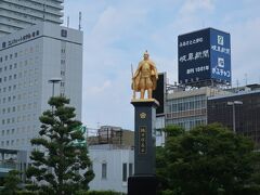 ＪＲ岐阜駅にやって来ました。
金ぴかの信長公が駅前広場でお出迎えです。