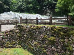 金華山の麓にあった居館の発掘調査が進んでいて、少しずつ復元されているようです。