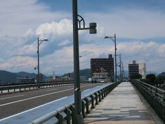 長良橋を渡って対岸に進みます。