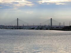 夕暮れの銚子大橋。夕食は海の幸を食べようかと思っていたけど、早い時間に閉まってしまう店が多く、街中だと駐車場にも困るので、帰る途中にどこかに寄ろうということになった。