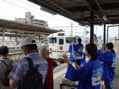 　江北駅で下車。昨秋まで「肥前山口」だった駅で、未だに慣れない名前です。
　ここで武雄温泉発、江北～諫早経由の長崎行き観光特急「ふたつ星4048」に乗り換えます。江北町のみなさんと一緒にお出迎えです。
