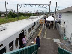 　１駅下り、肥前浜駅に停車。伝統的な建築物が並ぶ観光地で、日本酒の産地としても知られます。駅舎に併設された日本酒バーも素敵な駅です。
　ふたつ星も観光停車、ホーム上では地元特産品のマルシェが開かれます。
