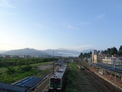 東京からの夜行バスで真夜中に小出に到着後、3kmほど歩いて小出駅へ。只見線の始発列車に乗りました。昨年の全線再開後は連日超満員というニュースを目にしていたので戦々恐々でしたが、かなり空いていて拍子抜け。
線路の向こうには越後三山（越後駒ヶ岳、中ノ岳、八海山）が見えました。