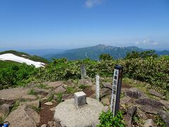 登山口から3時間ほどで浅草岳に登頂。日本三百名山74座目（247/301）。

山頂で休んでいたら、登山者のガスバーナーが炎上・爆発する事故がありました。炎上中に避難したので幸い怪我人は出ませんでしたが、山火事にもなりかねないし怖いですね。