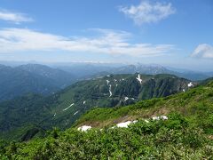 浅草岳から連なる鬼ヶ面山と、その奥には越後駒ヶ岳と中ノ岳など。