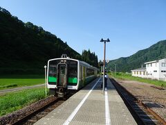 只見駅前の観光案内所で翌日のレンタサイクルの貸し出し手続きをした後、只見駅から小出に戻りました。只見駅周辺で宿泊できれば良かったのですが、宿の空きが見当たらなかったので。
列車はそこそこ乗客がいましたが、余裕で座れました。