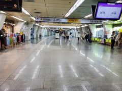 ソウル駅から２０分ちょっとで金浦空港駅まで来ることが出来ました。空港鉄道は本当に便利ですね。なんだかんだ長かった韓国旅行もいよいよ最後が近づいてきました。
