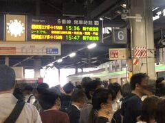 札幌駅からは、快速エアポートに乗車します。ぎゅうぎゅう詰めですが、乗ってる時間は16分です。北広島までは2駅で途中、新札幌に停まりますが、左側の扉が開きます。札幌駅からは右側から乗り、北広島は右側から降りるので、発車ギリギリに扉付近に乗ると、扉に寄りかかれて、楽だと思います。