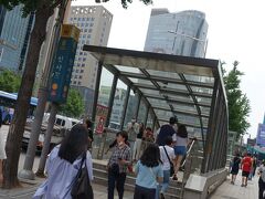 １５分くらいでつきました新沙駅。
地下鉄入り口懐かしい風景。
アラペアは一つ気が付いた。タクシー停める場所が結構難しいと。
（ここら辺は路駐も多いので運転手さん苦戦してました。〉
帰りタクシーどこから乗ろうかもう不安＆ビビりな私。
