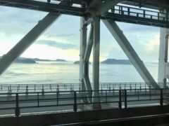 再びマリンライナーに乗車して高松方面へ。車窓から見える島々が素敵で、我慢しきれずに何枚か写真を撮りました。混んでいる電車内で、カシャって音をたてるのが恥ずかしかった。
