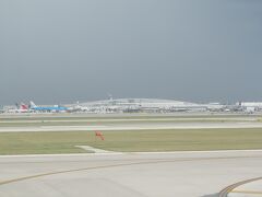 雷の影響で到着機が集中して、
駐機場になかなか入れません。
着陸してから40分程度、
空港敷地内で待機となりました。