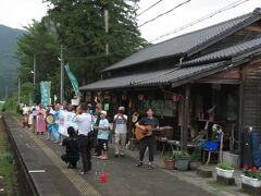 2023.07.15　肥後大津ゆき普通列車車内
長陽ではにぎやかな一団がお出迎え。