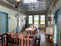 お目当てのナラティワートホテル(Narathiwat Hotel)に入りました。
ホテルというよりゲストハウスに近いかな。


