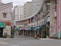 野毛都橋商店街を通ります。「ハーモニカ横丁」とも呼ばれる、たいへんディープな飲み屋街。
大岡川に沿って商店街が続いてます。大岡川から眺める商店街の景色は味があります。

野毛都橋商店街ビルは、戦後に野毛本通りなどの路上で営業していた露店を東京オリンピックまでに撤去したい市の意向を受け、露天商を収容するために昭和39年に河川沿いの道路上に建設された共同店舗とのことです。