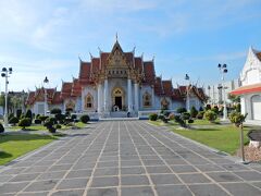 正面入口の門を潜ると、正面に本堂が見えます。

シンメトリーの外観を持ち、オレンジ色の屋根が美しいです。