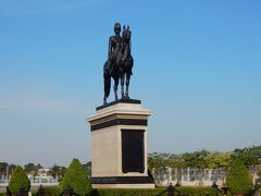 「ラーマ5世騎馬像」です。

この像は、ラーマ5世の即位40周年を記念して1908年に建立され、毎年10月23日には記念祭が行われ多くの人で賑わうそうです。
